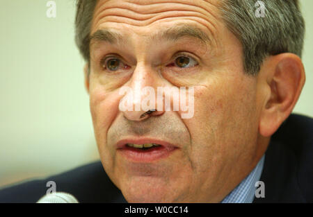 Il vice Segretario della Difesa Paul Wolfowitz testimonia davanti al Comitato delle Forze Armate in Iraq il passaggio alla sovranità su Aprile 21, 2004 a Washington. (UPI foto/Michael Kleinfeld) Foto Stock