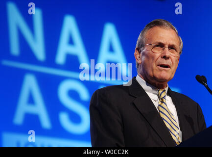 Il Segretario della Difesa Donald Rumsfeld parla di coloro che si sono riuniti al giornale Association of America e della American Society of Newspaper Editors conference on April 22, 2004 a Washington. Rumsfeld ha discusso la guerra in Iraq e i problemi della libertà di stampa. (UPI foto/Michael Kleinfeld) Foto Stock