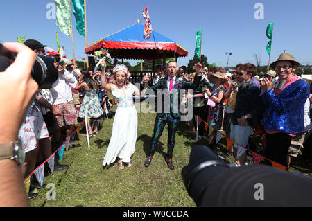 Una celebrazione di matrimonio per Jack Watney, 32 e Sarah Adey, 31, presso il Croissant Neuf bandstand nel verde dei campi area del festival di Glastonbury presso l'azienda agricola degna, Pilton, Somerset. Foto Stock