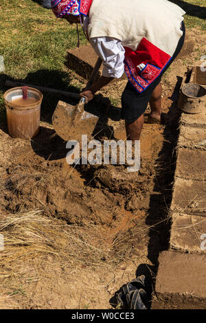 Come rendere Adobe blocchi di fango per la costruzione di case, Pisac, Valle Sacra, Perù, Sud America Foto Stock