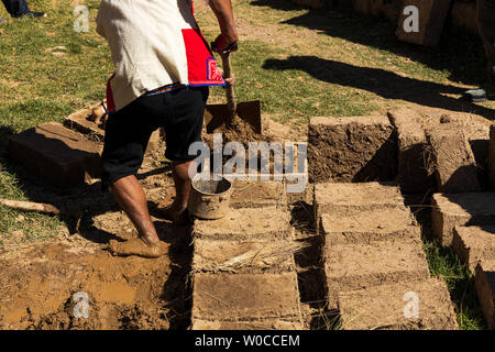 Come rendere Adobe blocchi di fango per la costruzione di case, Pisac, Valle Sacra, Perù, Sud America Foto Stock