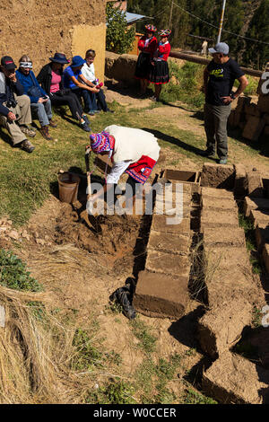 Come rendere Adobe blocchi di fango per la costruzione di case, Pisac, Valle Sacra, Perù, Sud America Foto Stock