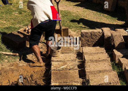 Come rendere Adobe blocchi di fango per la costruzione di case, Pisac, Valle Sacra, Perù, Sud America Foto Stock