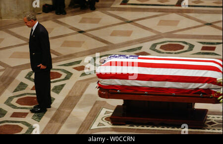 Il Presidente George W Bush si inarca per Nancy Regan, non mostrato, dopo aver dato un elogio a i funerali di stato dell ex Presidente Ronald Reagan del 11 giugno 2004 presso la Cattedrale Nazionale di Washington. Come quarantesimo presidente degli Stati Uniti Reagan è stato ricordato per il suo atteggiamento leale sul comunismo e i suoi sforzi per portare orgoglio torna alla Presidenza. (UPI foto/Michael Kleinfeld) Foto Stock