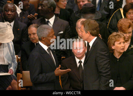 Il Segretario Generale dell ONU Kofi Annan (L) colloqui con il Primo Ministro britannico Tony Blair prima di funerali di Stato dell ex Presidente Ronald Reagan alla Cattedrale Nazionale di Washington, 11 giugno 2004. I leader del mondo ha reso omaggio al quarantesimo presidente degli Stati Uniti. (UPI foto/Pat Benic) Foto Stock