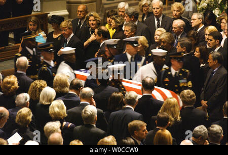 Militari di guardia d'onore porta scrigno dell ex Presidente Ronald Reagan durante il funerale di stato presso la Cattedrale Nazionale di Washington, 11 giugno 2004. I leader del mondo ha reso omaggio al quarantesimo presidente degli Stati Uniti. (UPI foto/Pat Benic) Foto Stock