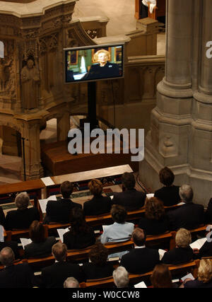 L'ex primo ministro britannico Margaret Thatcher offre il suo commento tramite un monitor televisivo al funerale di stato dell'ex Presidente Ronald Reagan alla Cattedrale Nazionale di Washington, 11 giugno 2004. I leader del mondo ha reso omaggio al quarantesimo presidente degli Stati Uniti. (UPI foto/Pat Benic) Foto Stock