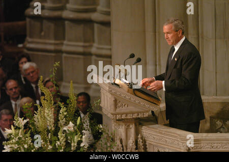 Il Presidente George W Bush offre un elogio per l ex Presidente Ronald Reagan durante il funerale di stato presso la Cattedrale Nazionale di Washington, 11 giugno 2004. I leader del mondo ha reso omaggio al quarantesimo presidente degli Stati Uniti. (UPI foto/Pat Benic) Foto Stock