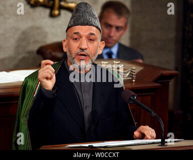 Il presidente dell'Afghanistan, Hamid Karzai risolve una riunione congiunta del Congresso il 15 giugno 2004 presso il Campidoglio di Washington. Karzai ha detto che la guerra contro il terrore nel suo paese è ancora in corso e ha chiesto per un continuo supporto americano. L'Afghanistan ha le prime elezioni nelle settimane seguenti. (UPI foto/Michael Kleinfeld) Foto Stock