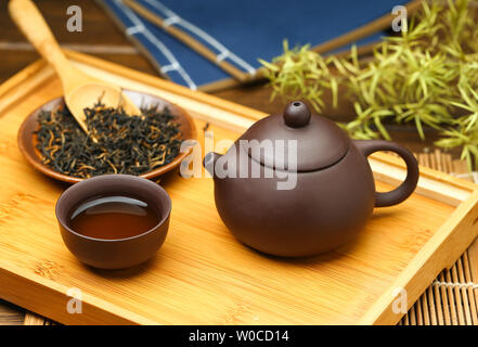 Tè cinese, impostare, thè, teiera e tazze sulla piastra di bambù Foto Stock