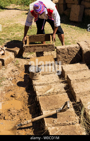 Come rendere Adobe blocchi di fango per la costruzione di case, Pisac, Valle Sacra, Perù, Sud America Foto Stock