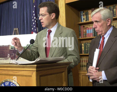 Il Sen. Sam Brownback, repubblicani di Kan., parla nel corso di una conferenza stampa a Washington Stati Uniti Capitol sulla crisi del Darfur in Sudan, Luglio 6, 2004. A destra è sost. Frank Wolf, Repubblicano della Virginia, (UPI Photo/ Arianne Starnes) Foto Stock