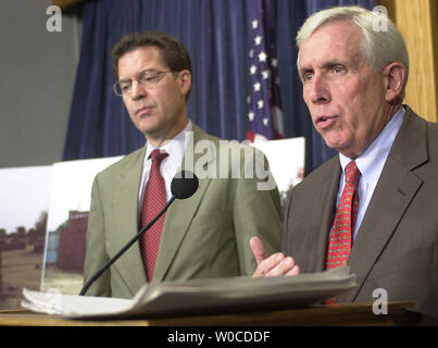 Sost. Frank Wolf, Repubblicano della Virginia, parla nel corso di una conferenza stampa a Washington Stati Uniti Capitol sulla crisi del Darfur in Sudan, Luglio 6, 2004. A sinistra è il Sen. Sam Brownback, repubblicani di Kan. (UPI Photo/ Arianne Starnes) Foto Stock