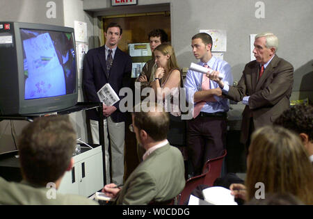 Sost. Frank Wolf, Repubblicano della Virginia, parla su disegni dei bambini africani come un esercizio di terapeutica nel corso di una conferenza stampa a Washington Stati Uniti Capitol sulla crisi del Darfur in Sudan, Luglio 6, 2004. I disegni raffigurano la violenza i bambini stanno vedendo come bombe, elicotteri riprese a loro e chi muore.(UPI Photo/ Arianne Starnes) Foto Stock