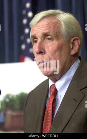 Sost. Frank Wolf, Repubblicano della Virginia, parla nel corso di una conferenza stampa a Washington Stati Uniti Capitol sulla crisi del Darfur in Sudan, Luglio 6, 2004.(UPI Photo/ Arianne Starnes) Foto Stock