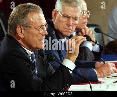 Il Segretario alla difesa Donald Rumsfeld, Presidente del Comune di capi di Stato Maggiore Richard Myers, e agendo il Direttore della CIA John McLaughlin, da sinistra a destra vengono visualizzati prima che il comitato delle forze armate del senato audizione circa la reorginization della comunità dei servizi segreti sul Campidoglio di Washington il 17 agosto, 2004. (UPI foto/Roger L. Wollenberg) Foto Stock