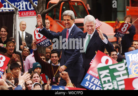 L'ex Presidente Bill Clinton onde per la folla con il Senatore John Kerry durante la campagna stop in Philadelphia, PA, il 25 ottobre 2004. Clinton, che si sta riprendendo dalla cardiochirurgia sta effettuando la sua prima campagna pubblica dal momento che l'aspetto essendo ricoverato in ospedale. Con otto giorni di tempo per il giorno delle elezioni, Kerry e il Presidente George W Bush sono in esecuzione del collo e del collo nei sondaggi con il Presidente in un leggero vantaggio. (UPI foto/Michael Kleinfeld) Foto Stock