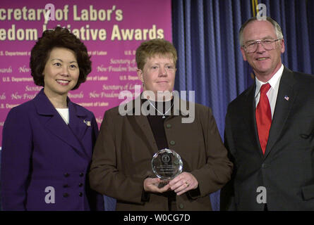 Segretario del lavoro Elaine L. Chao (L) e il dottor Roy Grizzard, segretario assistente di manodopera per l'ufficio di disabilità la politica occupazionale (R), pone con Lee Carter, Presidente, Cincinnati Children's Hospital Medical Center Ricerca un progetto, dopo aver dato la sua nuova libertà, iniziativa Award presso il Dipartimento del Lavoro di Washington, nov. 17, 2004 presso il loro premio annuale NFI cerimonia di premiazione. Nove destinatari sono stati premiati per il loro sforzo significativo nel fornire istruzione, le opportunità di lavoro e un ambiente utente intuitivo per individui disabili nonché principi di attuazione del Presidente Foto Stock