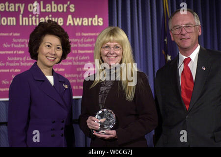 Segretario del lavoro Elaine L. Chao (L) e il dottor Roy Grizzard, segretario assistente di manodopera per l'ufficio di disabilità la politica occupazionale (R), pone con Christy Russell, Salt Lake Community College progetti con Industry-Project direttore, dopo aver dato la sua nuova libertà, iniziativa Award presso il Dipartimento del Lavoro di Washington, nov. 17, 2004 presso il loro premio annuale NFI cerimonia di premiazione. Nove destinatari sono stati premiati per il loro sforzo significativo nel fornire istruzione, le opportunità di lavoro e un ambiente utente intuitivo per individui disabili nonché principi di attuazione del Presidente Foto Stock