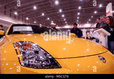 Gli spettatori presso il 2005 Washington Auto Show prendere uno sguardo più da vicino a una nuova Nissan 350Z sul display al Washington Convention Center il 27 dicembre 2004. Il salone sarà aperto fino al 2 gennaio e presenterà le concept car e nuovi rilasci di quasi tutte le auto commerciali makers. (UPI foto/Michael Kleinfeld) Foto Stock