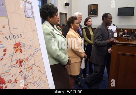 Una mappa della regione sudanese del Darfur mostra dove i villaggi sono stati danneggiati (in arancione) o distrutti (in rosso) nel corso di una conferenza stampa a seguito di un viaggio congressuale per la regione del Darfur in Sudan, il Campidoglio di Washington il Gen 27, 2005. Sost. Diane Watson, D-Calif., sost. Barbara Lee, D-Calif., sost. Jim McDermott, D-nello stato di Washington, sost. Betty McCollum, D-Minn., e Oscar nomination attore Don Cheadle (Hotel Rwanda) (l a r) chiedono sempre più la pressione diplomatica nei confronti del governo sudanese per fermare il genocidio nella regione. (UPI foto/Roger L. Wollenberg) Foto Stock