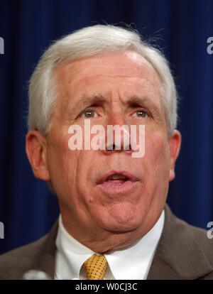 Sost. Frank Wolf, R-Va., parla nel corso di una conferenza stampa tenutasi a discutere di una nuova normativa destinata a ulteriori società democratiche in tutto il mondo il 3 marzo 2005, sul colle del Campidoglio di Washington. (UPI foto/Roger L. Wollenberg) Foto Stock