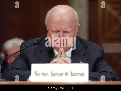 Il Segretario dell'energia Samuel Bodman testimonia davanti al Senato di energia e di risorse naturali Comitato audizione sull'anno fiscale 2006 Dipartimento di energia sul bilancio il 3 marzo 2005, sul colle del Campidoglio di Washington. (UPI foto/Roger L. Wollenberg) Foto Stock