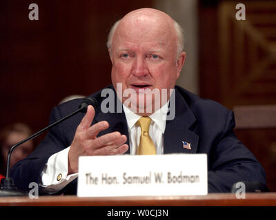 Il Segretario dell'energia Samuel Bodman testimonia davanti al Senato di energia e di risorse naturali Comitato audizione sull'anno fiscale 2006 Dipartimento di energia sul bilancio il 3 marzo 2005, sul colle del Campidoglio di Washington. (UPI foto/Roger L. Wollenberg) Foto Stock