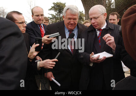 Altoparlante della casa Dennis Hastert, R-Ill, parla ai membri della stampa dopo una conferenza di notizie riguardanti i repubblicano piani per modificare la sicurezza sociale, il 16 marzo 2005 a Washington. Hastert è stato chiesto domande su House leader della maggioranza Tom Delay, R-TX, per quanto riguarda se stava perdendo supporto repubblicana. Il ritardo è venuto sotto attacco recentemente per il presunto campagna di finanziamento delle violazioni. (UPI foto/Michael Kleinfeld) Foto Stock