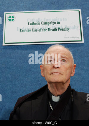 Theodore McCarrick, Arcivescovo di Washington, DC, parla a coloro che si sono riuniti in occasione di una conferenza stampa per avviare una campagna per porre fine alla pena di morte il 21 marzo 2005 a Washington. (UPI foto/Michael Kleinfeld) Foto Stock