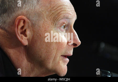 Theodore McCarrick, Arcivescovo di Washington, DC, parla a coloro che si sono riuniti in occasione di una conferenza stampa per avviare una campagna per porre fine alla pena di morte il 21 marzo 2005 a Washington. (UPI foto/Michael Kleinfeld) Foto Stock