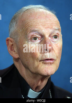 Theodore McCarrick, Arcivescovo di Washington, DC, parla a coloro che si sono riuniti in occasione di una conferenza stampa per avviare una campagna per porre fine alla pena di morte il 21 marzo 2005 a Washington. (UPI foto/Michael Kleinfeld) Foto Stock