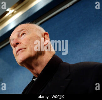 Theodore McCarrick, Arcivescovo di Washington, DC, parla a coloro che si sono riuniti in occasione di una conferenza stampa per avviare una campagna per porre fine alla pena di morte il 21 marzo 2005 a Washington. (UPI foto/Michael Kleinfeld) Foto Stock