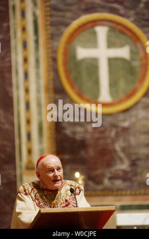 Theodore McCarrick, Arcivescovo di Washington, DC, conduce una cerimonia di massa a St. Matthews Cattedrale di Washington il 3 aprile 2005. McCarrick ha parlato della morte di Papa Giovanni Paolo II, che muore il 2 aprile, dicendo che è stato fonte di ispirazione non solo per i cattolici, mettere a quelle della fede in tutto il mondo. L'ottantaquattro anni di Pontefice morì dopo la sofferenza del cuore e insufficienza renale. (UPI foto/Michael Kleinfeld) Foto Stock