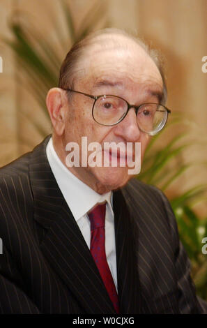 Alan Greenspan, presidente del consiglio di amministrazione della Federal Reserve System parla della Federal Reserve System del quarto affari della comunità di ricerca, Conferenza "Le promesse e le insidie: Come Consumer Finance le opzioni si moltiplicano, che viene servito e a quale costo?' su 8 aprile 2005 a Washington. (UPI foto/Michael Kleinfeld) Foto Stock