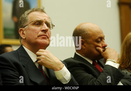 NFL commissario Paul Tagliabue, sinistra e Harold Henderson, vice presidente esecutivo per le relazioni di lavoro presso la NFL ascolta testifimony prima casa Comitato per la riforma del governo il 27 aprile 2005 a Washington. La NFL ha presumibilmente il più forte steroidi politica di test, ma il Congresso è interessato a un criterio universale per tutti gli sport. (UPI foto/Michael Kleinfeld) Foto Stock