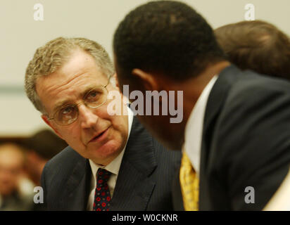 NFL commissario Paul Tagliabue, sinistra, parla con ex giocatore di NFL Gene Upshaw prima testifing prima casa Comitato per la riforma del governo il 27 aprile 2005 a Washington. La NFL ha presumibilmente il più forte steroidi politica di test, ma il Congresso è interessato a un criterio universale per tutti gli sport. (UPI foto/Michael Kleinfeld) Foto Stock