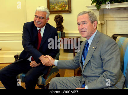 Il Presidente George W Bush egiziano accoglie il Primo Ministro Ahmed Nazif alla Casa Bianca il 18 maggio 2005 a Washington. Nazif è a Washington per colloqui con i funzionari statunitensi nel corso dell'Egitto le riforme elettorali e il processo di pace in Medio Oriente. (UPI foto/Michael Kleinfeld) Foto Stock