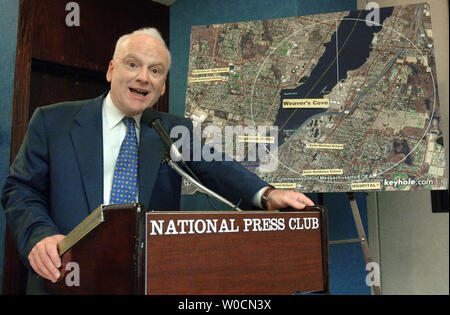 Esperto di terrorismo Richard Clarke parla contro la messa a gas naturale liquefatto (GNL) deposito nella città di Fall River, Massachusetts, durante una conferenza stampa presso il National Press Club a Washington il 9 giugno 2005. Diversi gruppi, compresi i membri del Congresso, la città di Fall River e alcuni esperti di terrorismo anziché mettere qualsiasi nuovi depositi di GNL in popluated settori a causa dei rischi per la sicurezza di tali impianti pongono. (UPI foto/Roger L. Wollenberg) Foto Stock