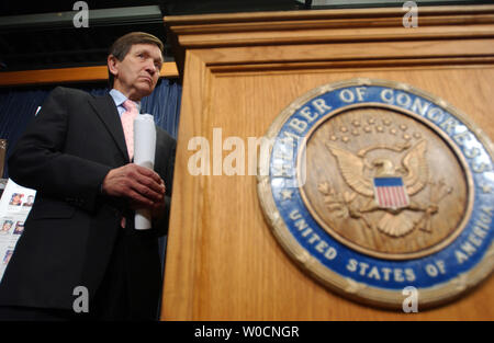 Sost. Dennis Kucinich, D-OH parla con i membri della stampa nel corso di una conferenza stampa a giugno 16, 2005 a Washington. Sost. Walter Jones, R-NC, Rep Neil Abercrombie, D-Hw e sost. Ron Paul, R-tx venuti tutti insieme a sostegno di un progetto di legge che chiede di inizio del ritiro delle truppe dall'Iraq in 2006. (UPI foto/Michael Kleinfeld) Foto Stock