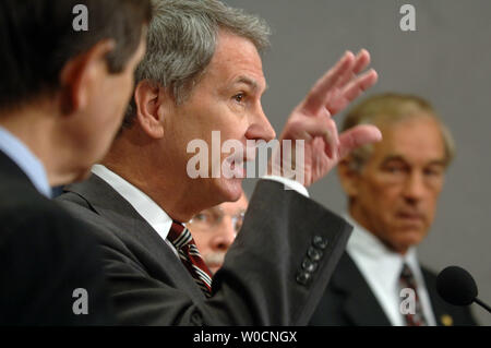 Sost. Walter Jones, R-NC, parla con i membri della stampa nel corso di una conferenza stampa a giugno 16, 2005 a Washington. (L a R) REP. Dennis Kucinich, D-OH, Jones, Rep Neil Abercrombie, D-Hw e sost. Ron Paul, R-tx venuti tutti insieme a sostegno di un progetto di legge che chiede di inizio del ritiro delle truppe dall'Iraq in 2006. (UPI foto/Michael Kleinfeld) Foto Stock