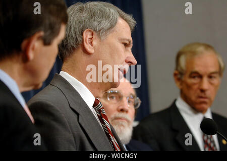 Sost. Walter Jones, R-NC, parla con i membri della stampa nel corso di una conferenza stampa a giugno 16, 2005 a Washington. (L a R) REP. Dennis Kucinich, D-OH, Jones, Rep Neil Abercrombie, D-Hw e sost. Ron Paul, R-tx venuti tutti insieme a sostegno di un progetto di legge che chiede di inizio del ritiro delle truppe dall'Iraq in 2006. (UPI foto/Michael Kleinfeld) Foto Stock