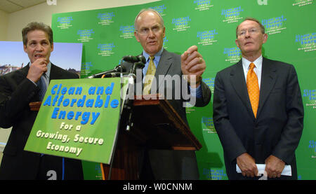 Senatori Norm Coleman, R-Minn., Larry Craig, R-Id., e Lamar Alexander, R-Tennessee, (l a r) discutere l'importanza della bolletta energetica funzionante è il modo attraverso il Senato nel corso di una conferenza stampa il 22 giugno 2005, sul colle del Campidoglio di Washington. Il disegno di legge è un importante obiettivo della amministrazione Bush e il repubblicano del senato leadership è duramente per completare il disegno di legge al più presto. (UPI foto/Roger L. Wollenberg) Foto Stock