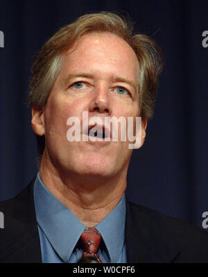 Michael Meyer, il programma di esplorazione di Marte Chief Scientist, discute la sonda Mars Reconnaissance Orbiter (MRO) e la sua missione nel corso di una conferenza stampa presso la sede centrale della NASA a Washington il 21 luglio 2005. Il MRO è prevista per il lancio del 10 agosto. (UPI foto/Roger L. Wollenberg) Foto Stock