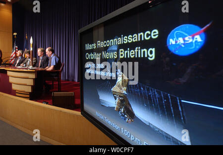 Un gruppo di scienziati della NASA tiene una conferenza per discutere la prevista Mars Reconnaissance Orbiter (MRO) il 21 luglio 2005, alle sedi della NASA a Washington. Da sinistra sono Douglas McCuistion, NASA Mars Exploration program director; James Graf, il direttore di progetto del MRO; Michael Meyer, MRO Chief Scientist; e Richard Zurekm MRO scienziato del progetto. Il MRO è prevista per il lancio del 10 agosto. (UPI foto/Roger L. Wollenberg) Foto Stock