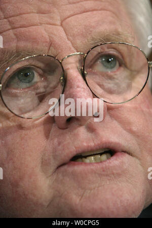 Il senatore Edward Kennedy (D-MA) testimonia prima di un potere giudiziario del senato audizione del Comitato sull'immigrazione globale di riforma sul colle del Campidoglio di Washington il 26 luglio 2005. (UPI foto/Kevin Dietsch) Foto Stock