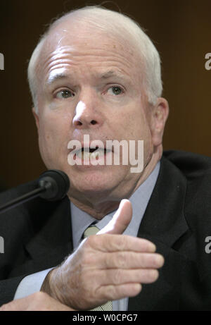 Il senatore John McCain (R-AZ) testimonia prima di un potere giudiziario del senato audizione del Comitato sull'immigrazione globale di riforma sul colle del Campidoglio di Washington il 26 luglio 2005. (UPI foto/Kevin Dietsch) Foto Stock