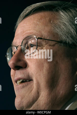 Il senatore Bill Thomas (R-CA) parla ad una conferenza stampa su CAFTA, sul colle del Campidoglio di Washington il 26 luglio 2005. (UPI foto/Kevin Dietsch) Foto Stock