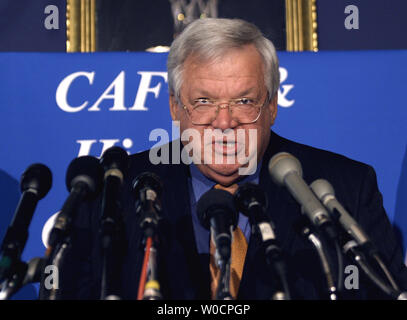 Altoparlante della casa, Dennis Hastert (R-il) parla ad una conferenza stampa su CAFTA al Campidoglio di Washington il 26 luglio 2005. (UPI foto/Kevin Dietsch) Foto Stock