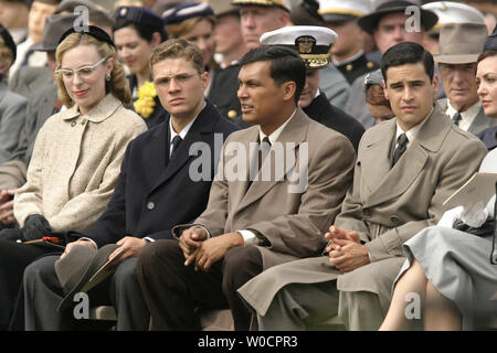 Da sinistra, Ryan Phillippe, Adam Beach e Jesse Bradford sedersi sul set di "bandiere dei nostri padri", un film basato sulle storie di vita di sei uomini che hanno sollevato la bandiera della battaglia di Iwo Jima, all'Iwo Jima Memorial a Washington il 8 agosto 2005. (UPI foto/Kevin Dietsch) Foto Stock